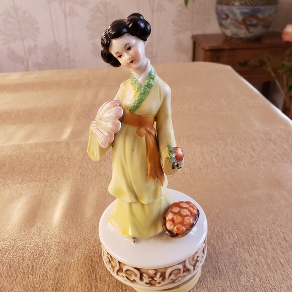 Vintage Japanese Geisha Porcelain Music Box 1960s Maruho Japan - Picture 5 of 14